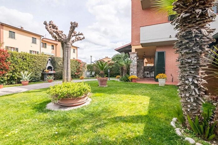 Casa con 5 locali in vendita in Via Madre Teresa di Calcutta Calcinaia, Calcinaia