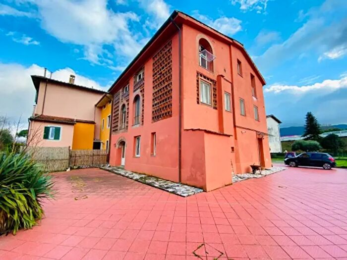 Casa con 6 locali in vendita in Via del Poggio Seconda, Lucca