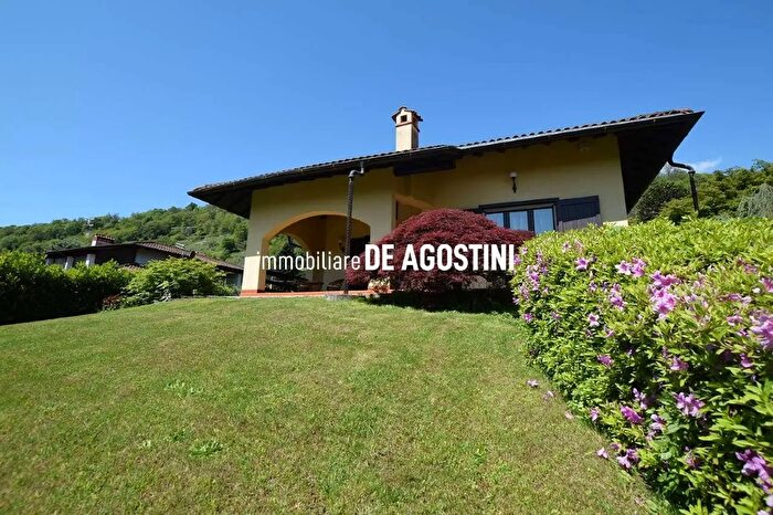 Casa con 8 locali in vendita in Via Sempione Meina Novara, Meina
