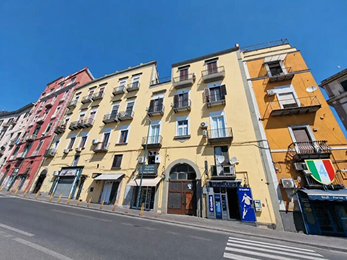 Appartamento con 5 locali in vendita in Via Salvator Rosa, Napoli