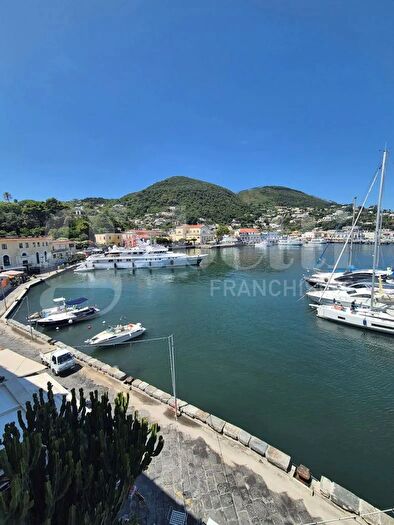 Appartamento trilocale in vendita in Via Porto, Ischia