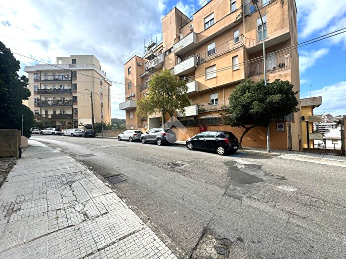 Appartamento con 6 locali in vendita in Via Monsignor Giuseppe Melas, Nuoro
