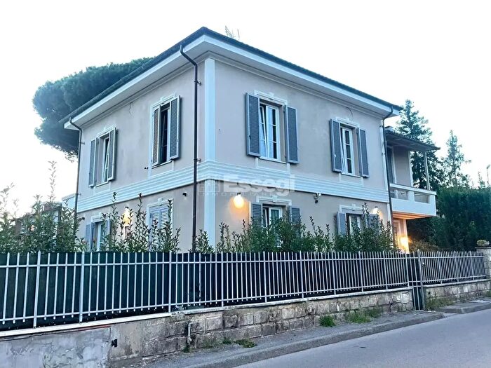 Casa con 8 locali in vendita in Lucca
