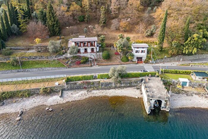 Casa con 10 locali in vendita in Oliveto Lario