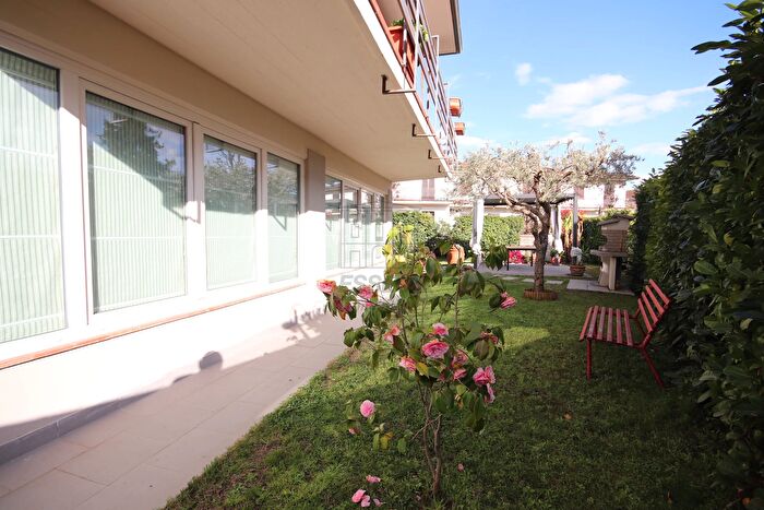 Casa con 10 locali in vendita in Viale G Puccini SAnna, Lucca