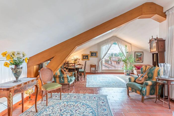 Appartamento con 8 locali in vendita in Via della Trinita dei Pellegrini, Roma