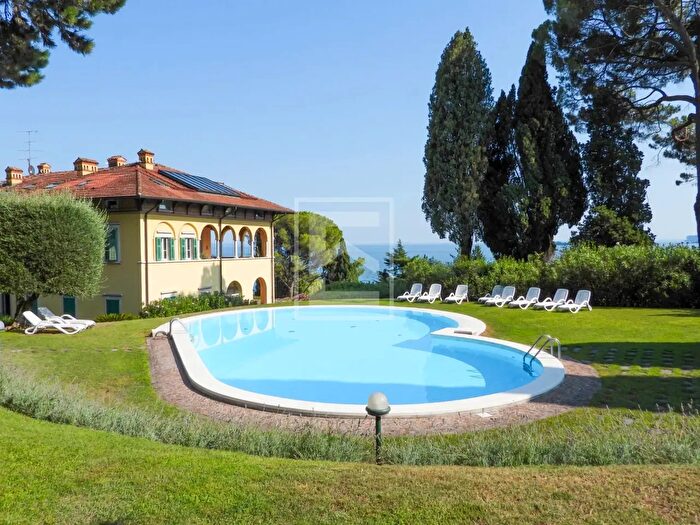 Appartamento quadrilocale in vendita in Via del Fontanone, Gardone Riviera
