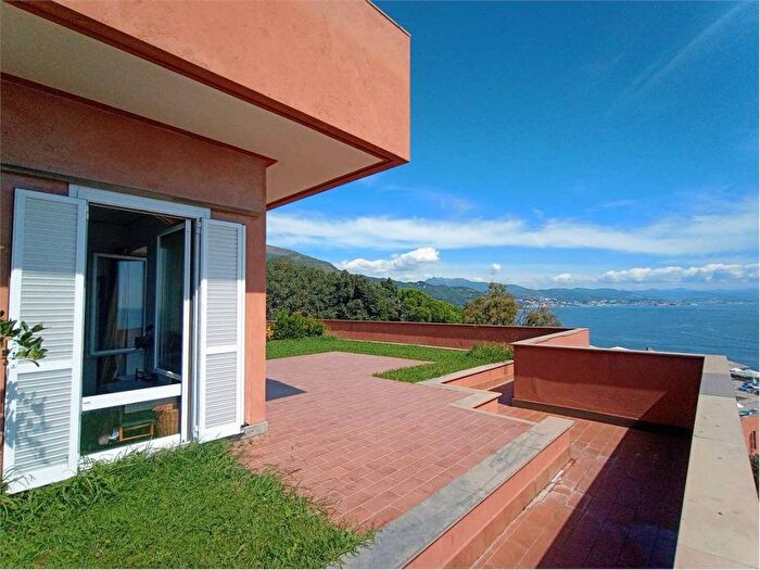 Appartamento con 6 locali in affitto in Largo Punta San Martino, Pineta, Arenzano