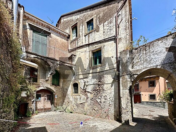 Casa con 20 locali in vendita in Via Federico Secondo, Castiglione Di Sicilia