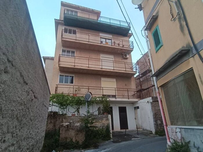 Appartamento con 5 locali in affitto in Via Basile, Olio di Lino, Palermo
