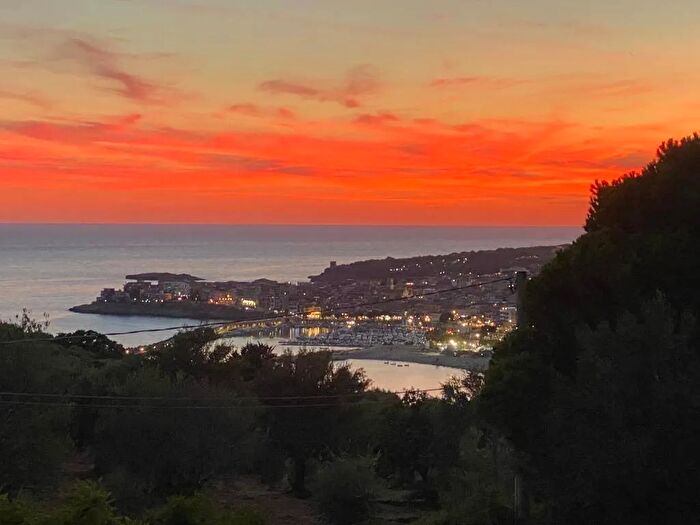 Casa con 5 locali in vendita in Via Monte di Luna Camerota, Camerota