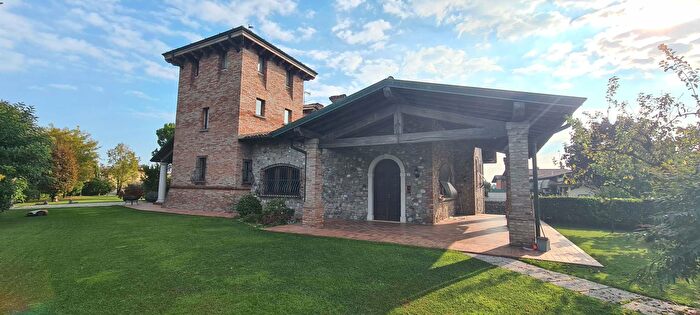 Casa con 5 locali in vendita in Leno