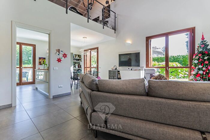 Casa quadrilocale in vendita in Via Crugnola a, Besnate