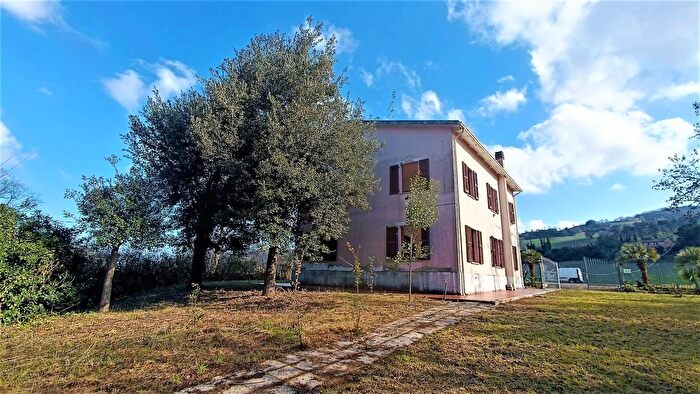 Casa con 5 locali in vendita in Montefiore DellAso