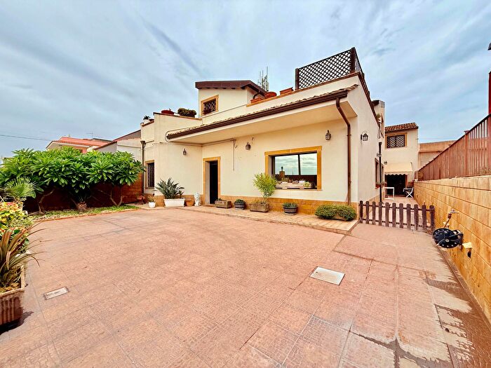 Casa con 6 locali in vendita in Viale Epipoli, Siracusa