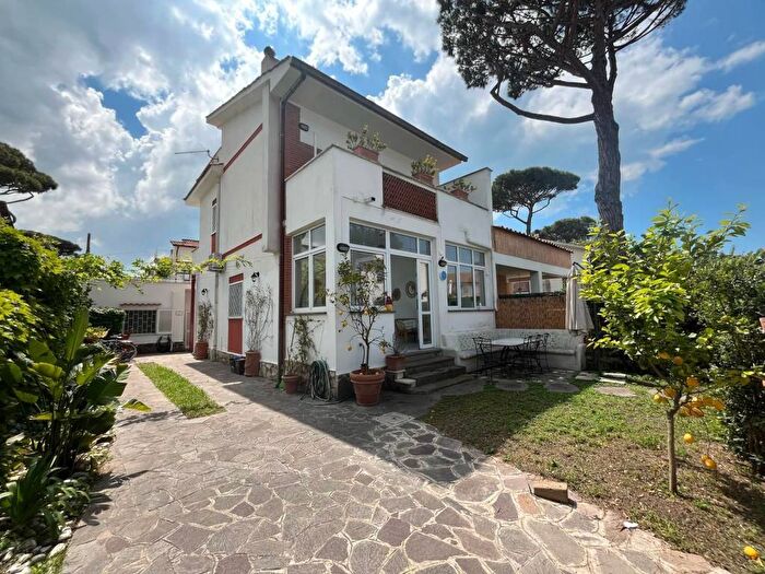 Appartamento con 5 locali in affitto in Via San Menaio, Fregene, Fiumicino