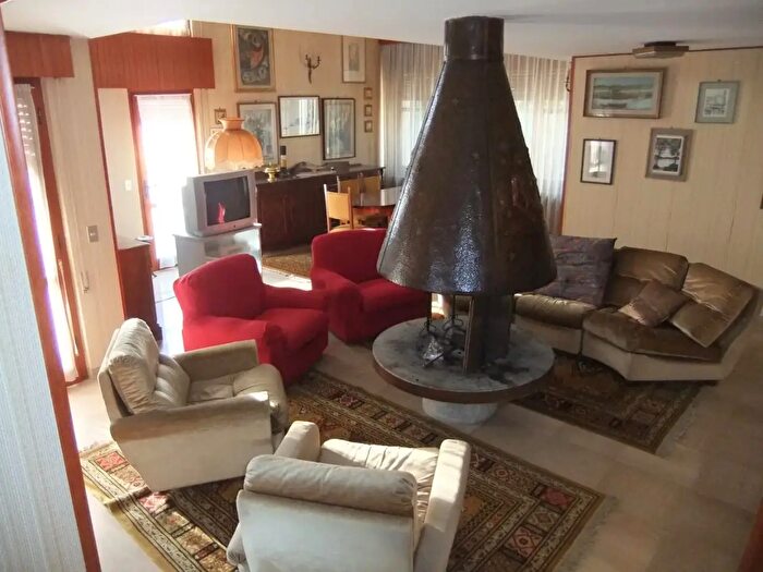 Casa con 10 locali in vendita in Seravezza