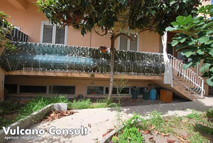 Appartamento con 6 locali in vendita in Via Madre Florenzia Profilia, Lipari