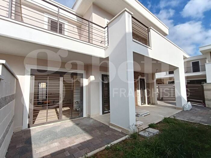Casa quadrilocale in affitto in Via delle Viole, Villaggio Giornalisti Poggio, Anzio