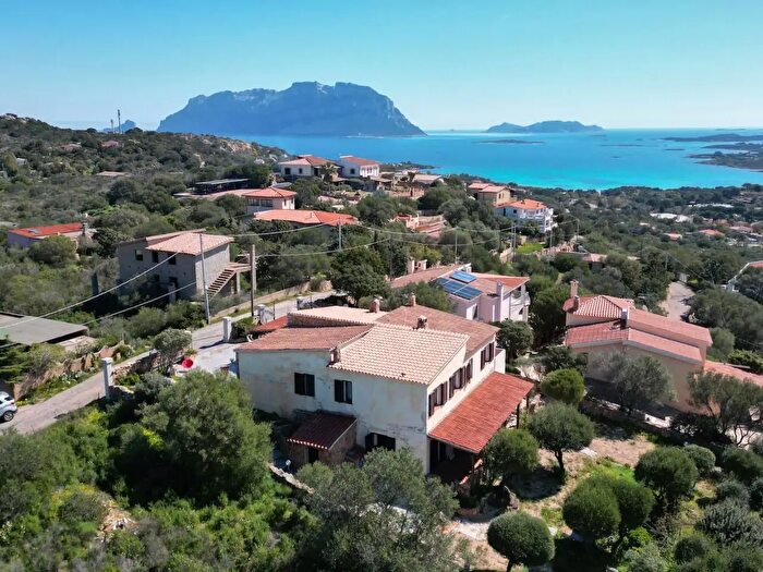 Casa con 10 locali in vendita in Via Tillò, Olbia