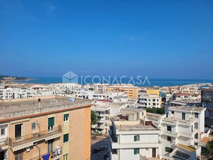 Appartamento trilocale in vendita in Via Ugo Foscolo, Vieste