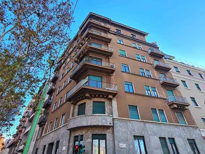 Appartamento trilocale in affitto in Via Odoardo Tabacchi, Corso San Gottardo, Milano