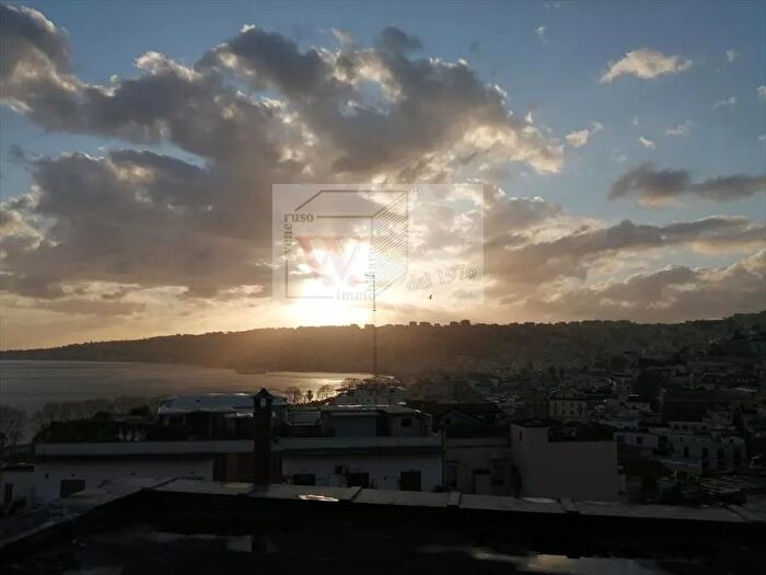 Appartamento con 10 locali in vendita in Viale Calascione, Napoli