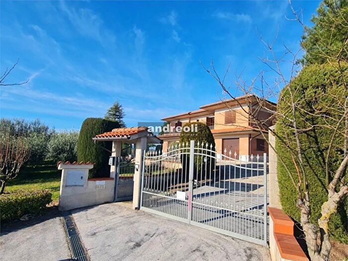 Casa con 7 locali in vendita in Staffolo