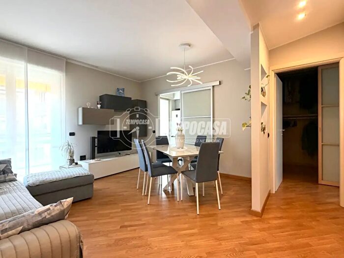 Appartamento trilocale in vendita in Via San Luigi, Arona