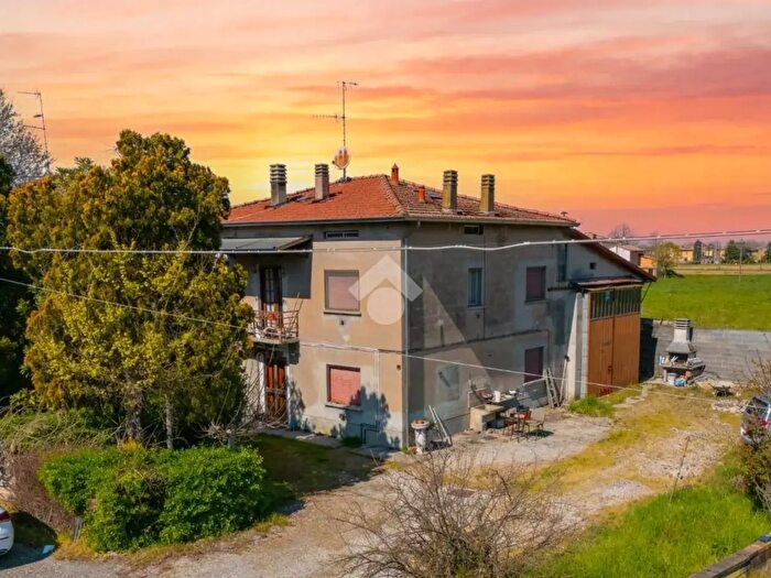 Casa con 9 locali in vendita in Str Gazzo, Castelnovo Di Sotto