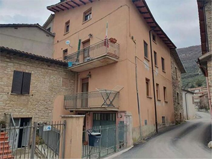 Casa con 6 locali in vendita in Gubbio