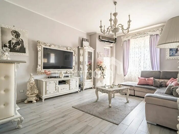 Appartamento trilocale in vendita in Largo Lercara, Palermo