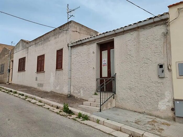 Casa trilocale in vendita in Via Benincasa, Custonaci