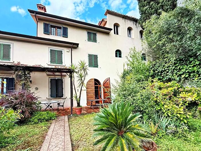 Casa con 20 locali in vendita in Via Sismondi, Pescia