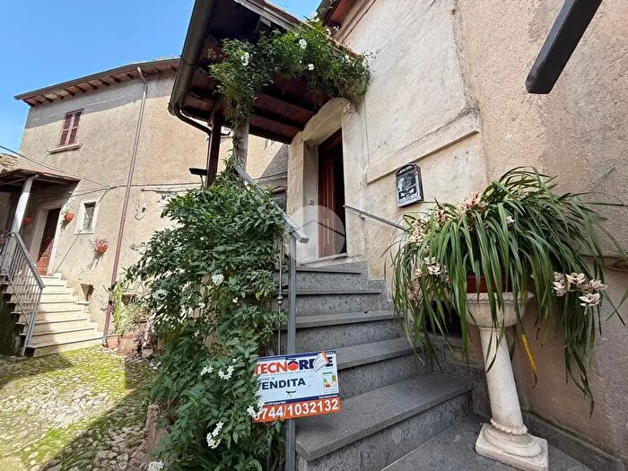 Appartamento quadrilocale in vendita in Piazza Costantino Pistolini, Collevecchio