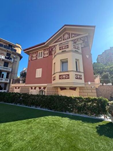 Casa con 6 locali in vendita in Via Nino Oxilia, Savona