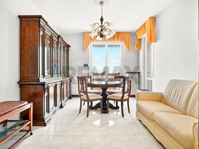 Appartamento trilocale in vendita in Via Tito Minniti, Cislago