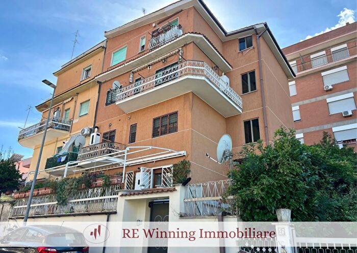 Appartamento trilocale in vendita in Via Carinola, Roma