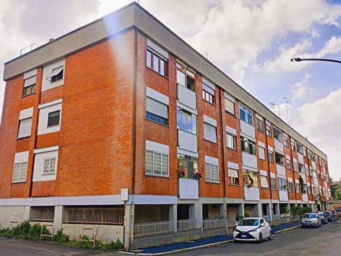 Appartamento quadrilocale in vendita in Via Raffaele Aversa, Roma