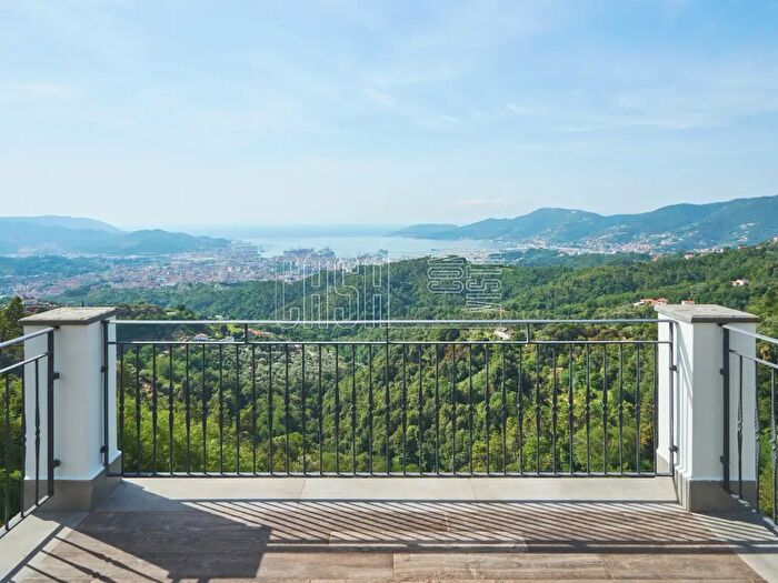 Casa con 8 locali in vendita in Via Montalbano, La Spezia
