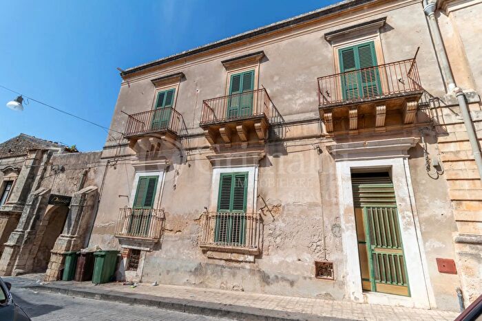 Casa con 10 locali in vendita in Via Aurelio Saffi, Noto