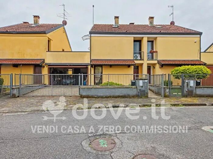 Casa con 5 locali in vendita in Via della Costituzione, Oleggio