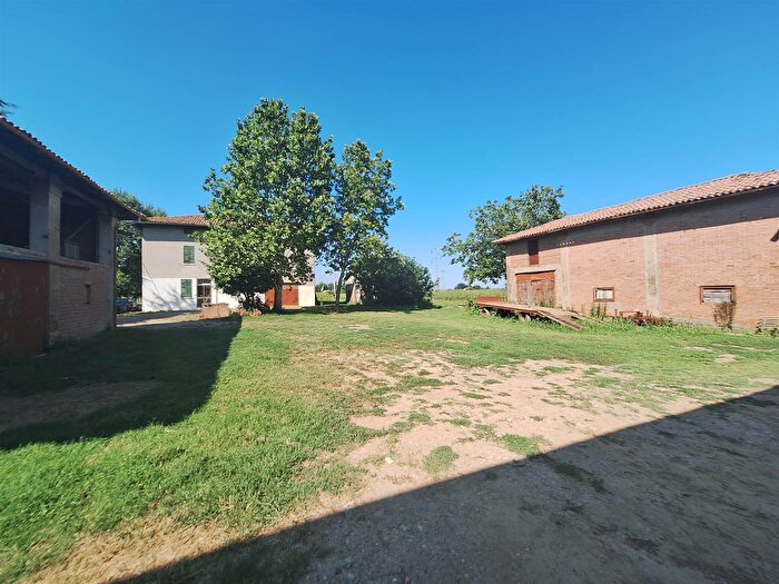 Casa con 20 locali in vendita in Via Marana, Budrio