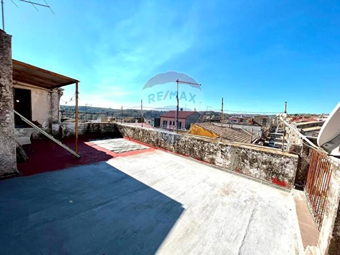 Appartamento con 6 locali in vendita in Via Umberto, Ferla