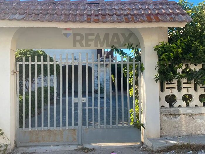 Casa con 8 locali in vendita in Torchiarolo