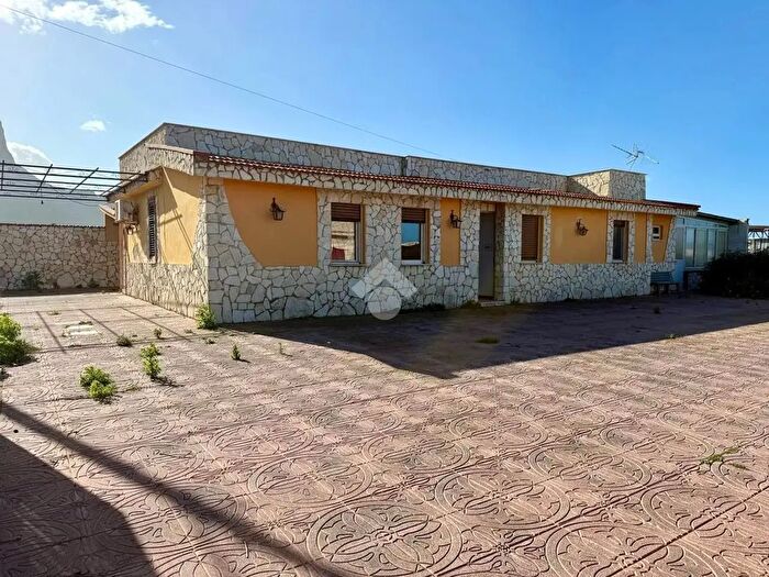 Casa con 9 locali in vendita in Contrada Fondo Orsa, Cinisi