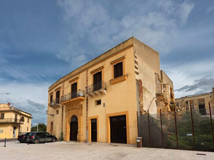 Casa con 6 locali in affitto in Piazza Giacomo Matteotti, Santa Margherita di Belice