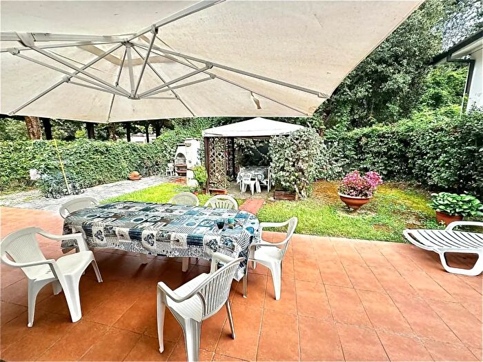 Casa con 5 locali in vendita in Massa