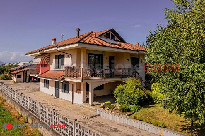 Appartamento con 6 locali in vendita in Via Vigone, Cavour