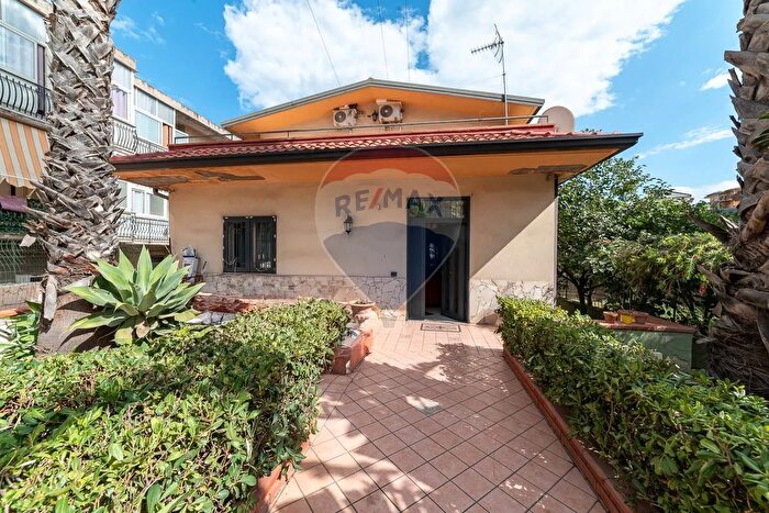 Casa con 8 locali in vendita in Via dei Platani a, Catania